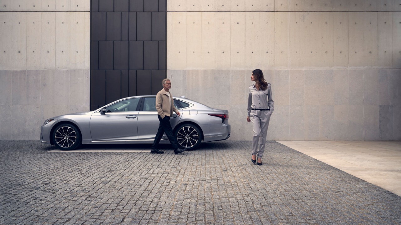 2021-lexus-ls-gallery-lifestyle-01-1920x1080_tcm-3149-2129402