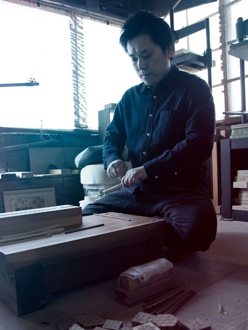 „Chcę kultywować i chronić tradycję”, wyjaśnia ota, który pracuje w atelier w japońskim hakone, miejscu narodzin yosegi. „aby to robić, muszę być innowacyjny i wprowadzać zmiany. Chodzi nie o to, czy «kopiować, czy nie być kopiowanym», ale o rozwój własnego stylu”.