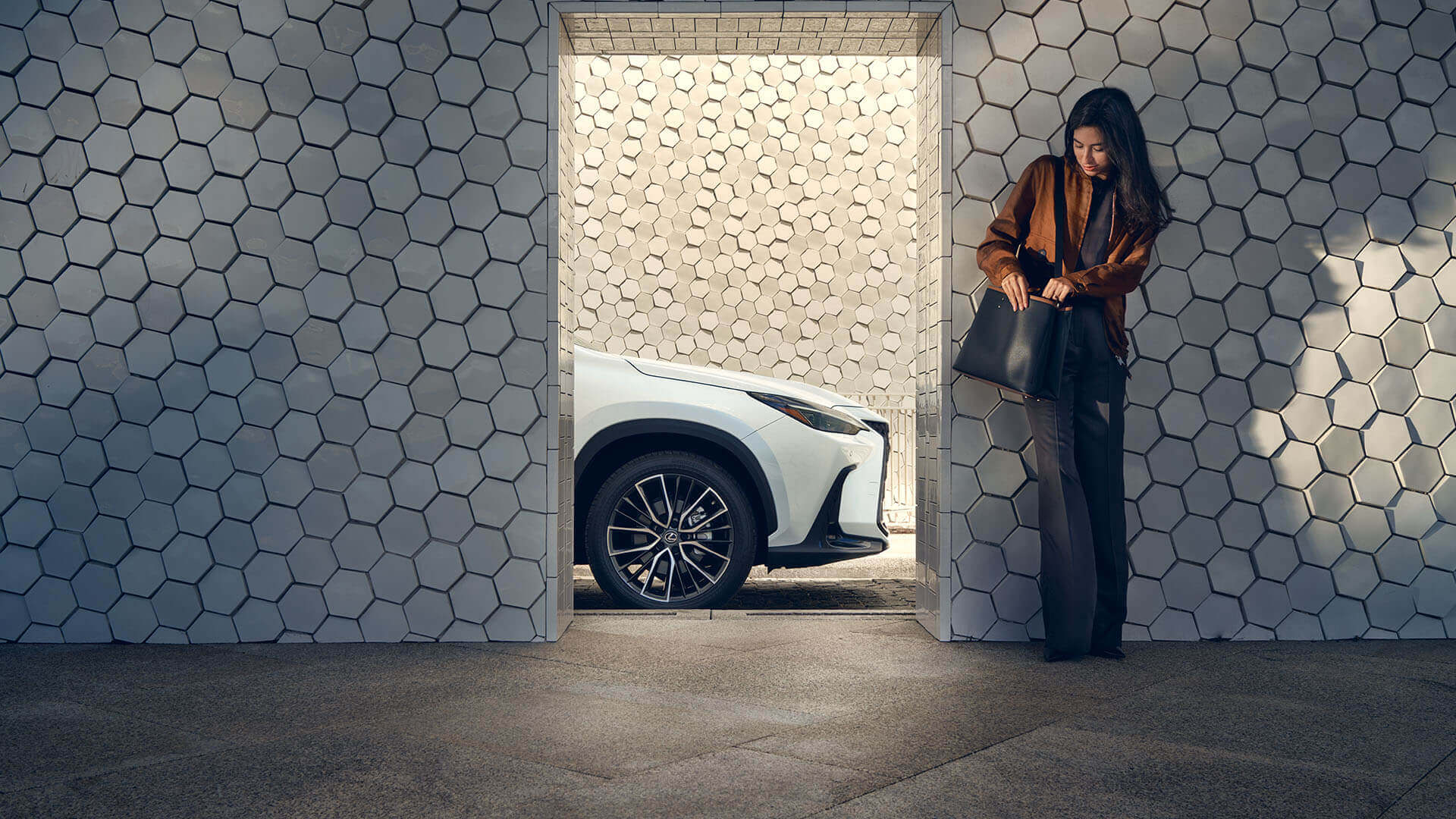 2021-lexus-nx-overview-gallery-lifestyle-03-1920x1080