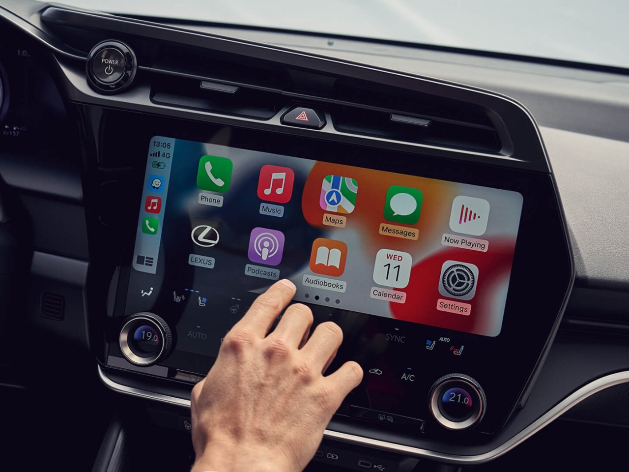 2022-lexus-rz-campaign-presales-int-feature-overlay-pioneering-technology-class-leading-touchscreen-4x3-1440x1080